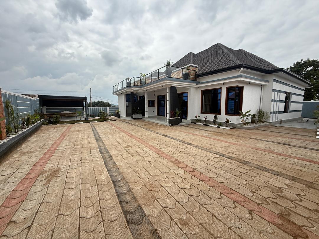 Spacious family residence for sale thumbnail 3