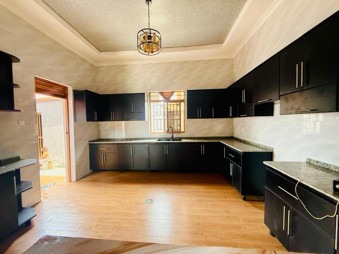 Modern 4-Bedroom Villa for sale– Kanombe thumbnail 6