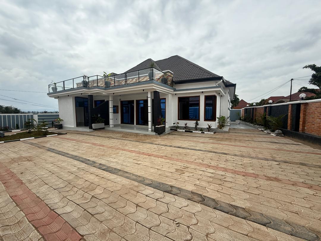 Spacious family residence for sale thumbnail 2