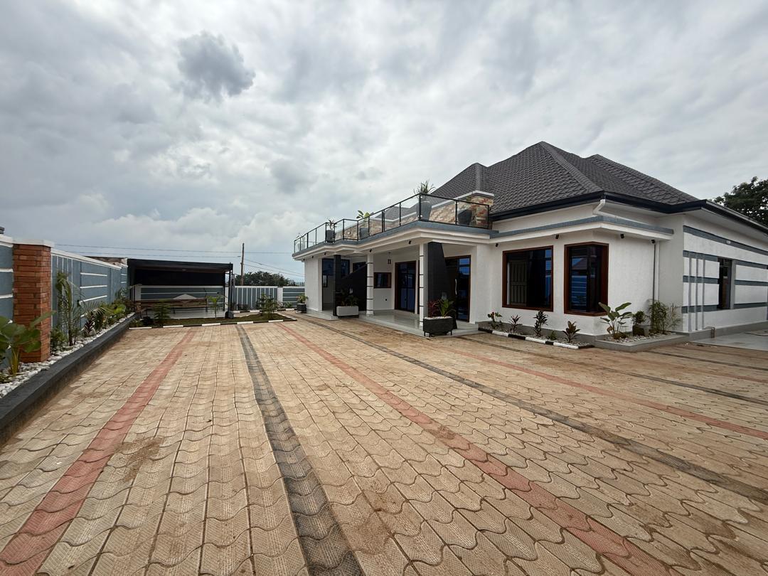 Spacious family residence for sale thumbnail 9